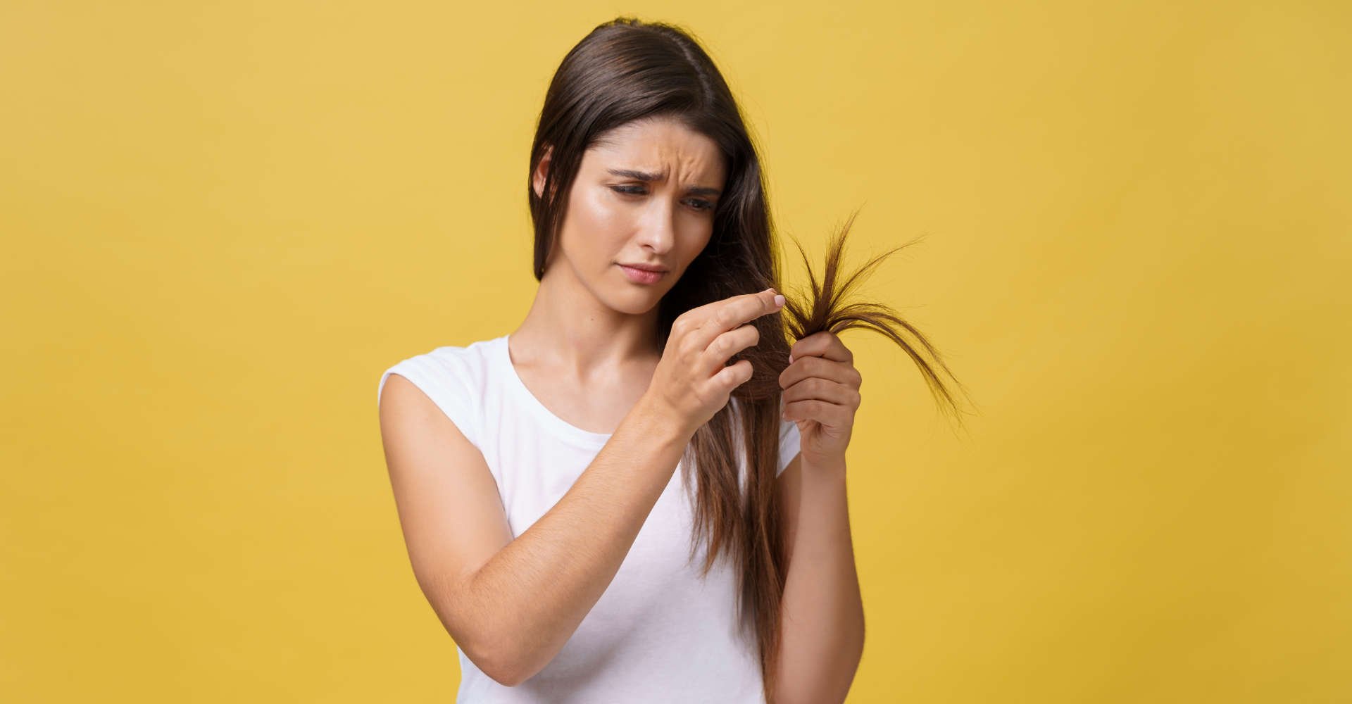 mulher descontente com os cabelos