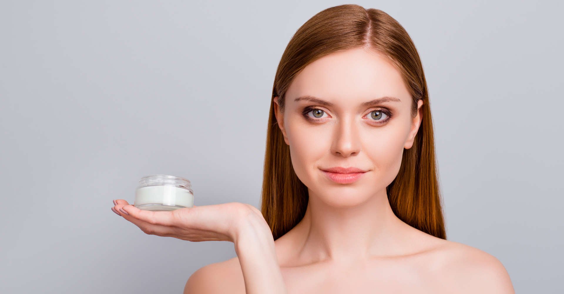 mulher segurando creme em uma de suas mãos