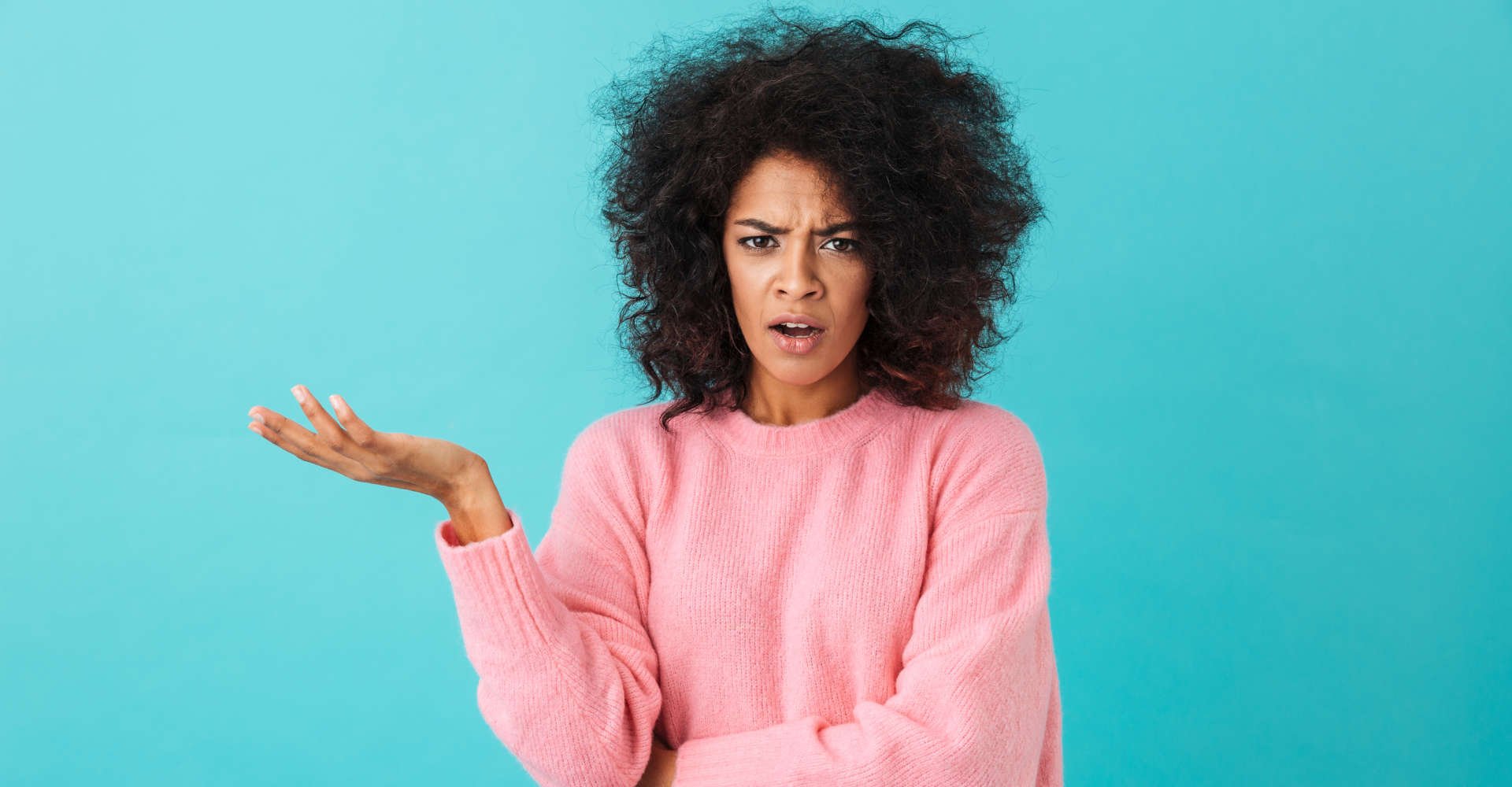 mulher reclama do estado do cabelo cacheado