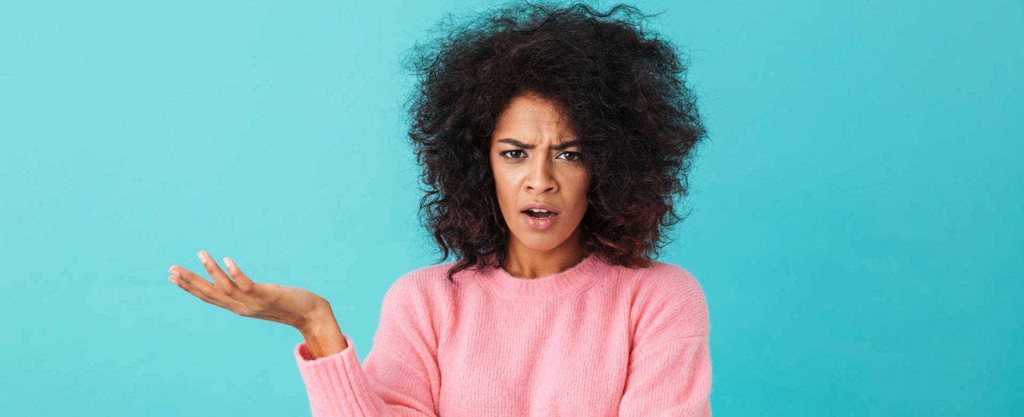 mulher reclama do estado do cabelo cacheado