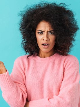 mulher reclama do estado do cabelo cacheado