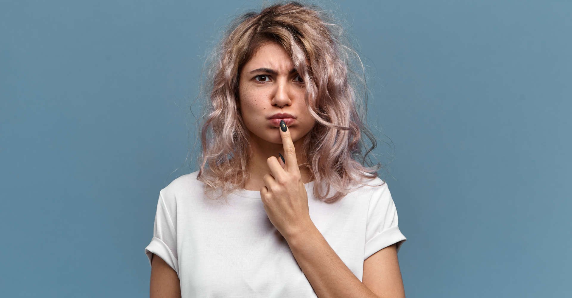 mulher indeciza sobre os cabelos