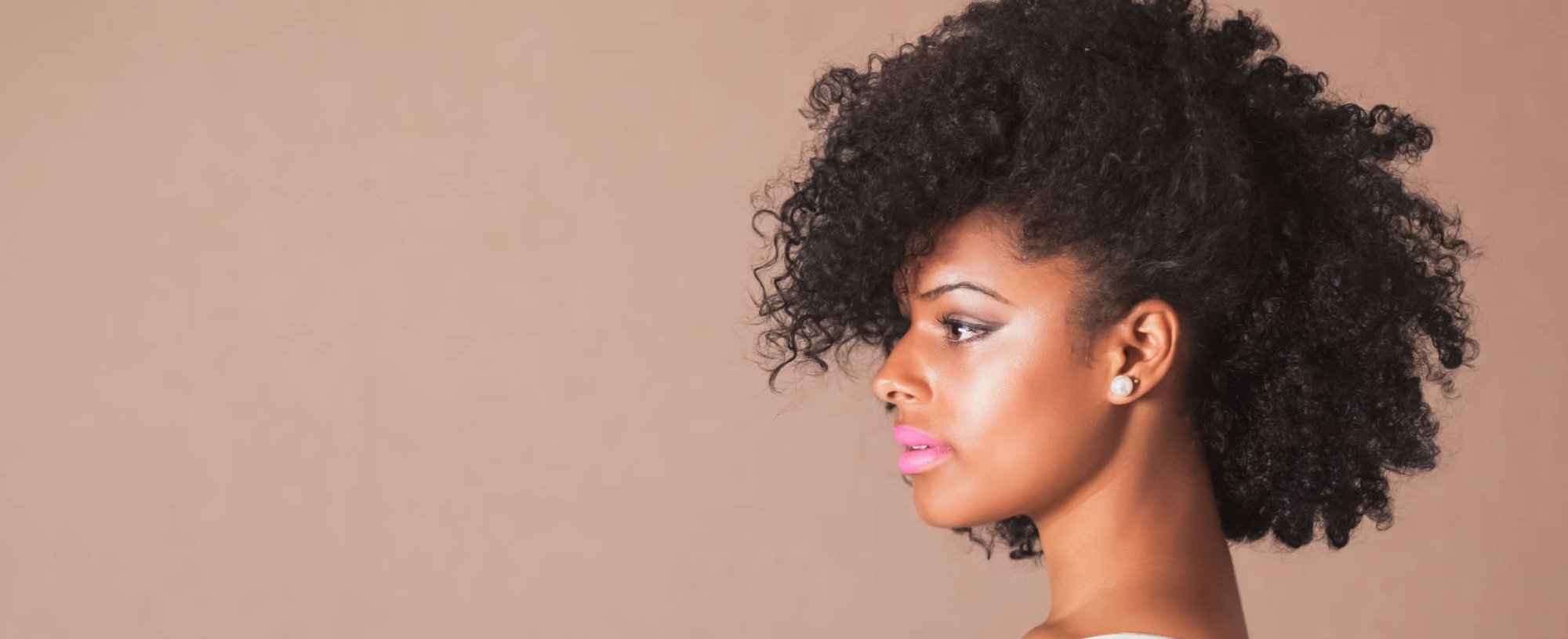 mulher de perfil mostrando seu corte de cabelo
