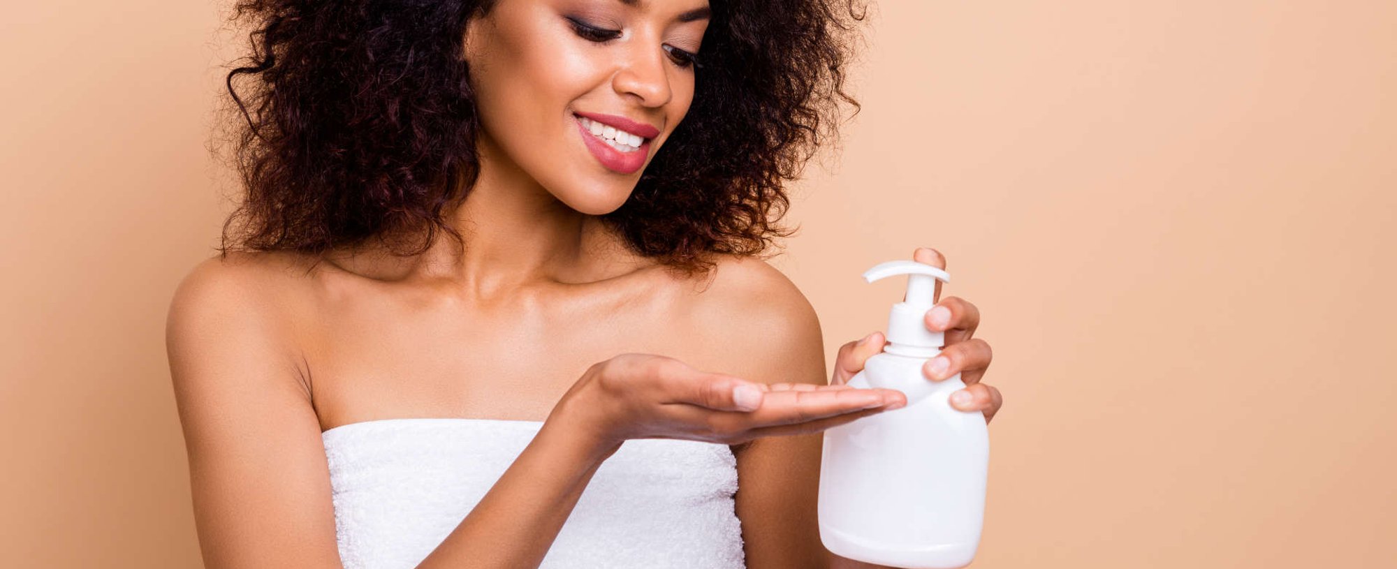 mulher utiliza creme para pentear cabelo