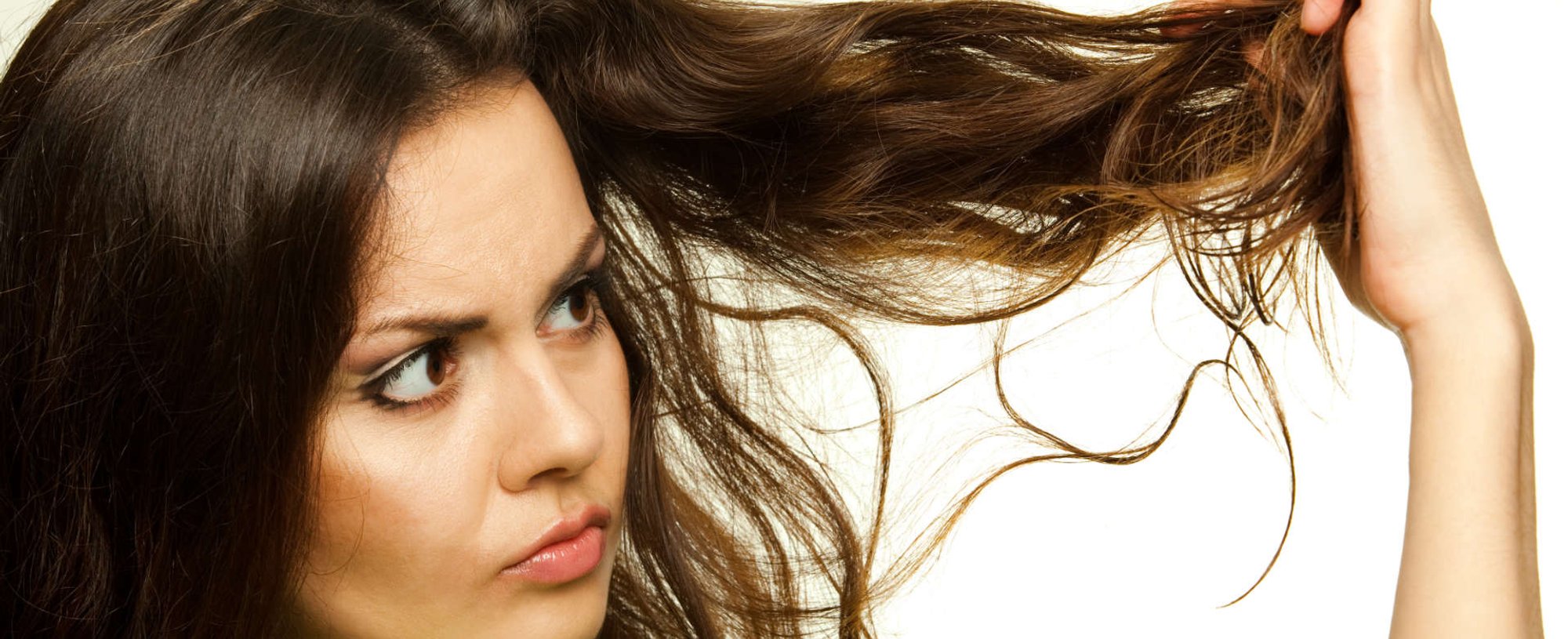 mulher preocupada com seu cabelo