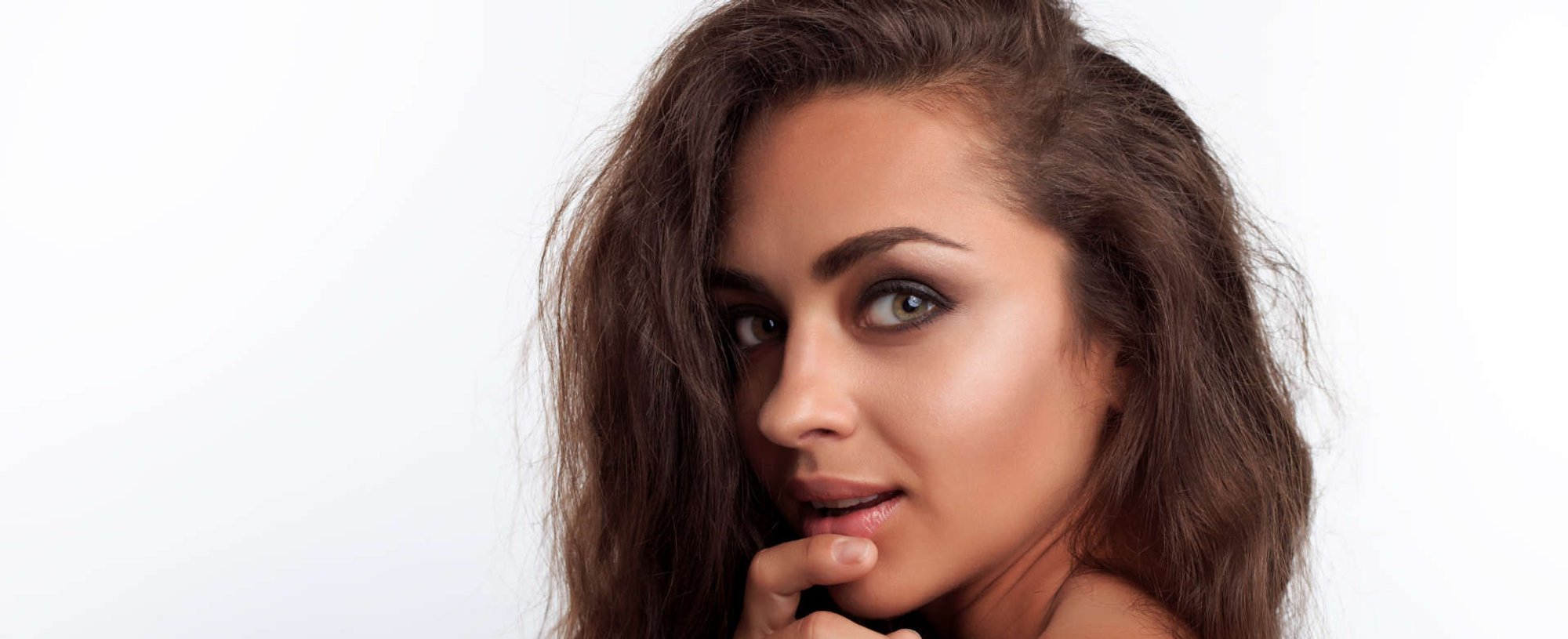 mulher exibe seu cabelo cor caramelo