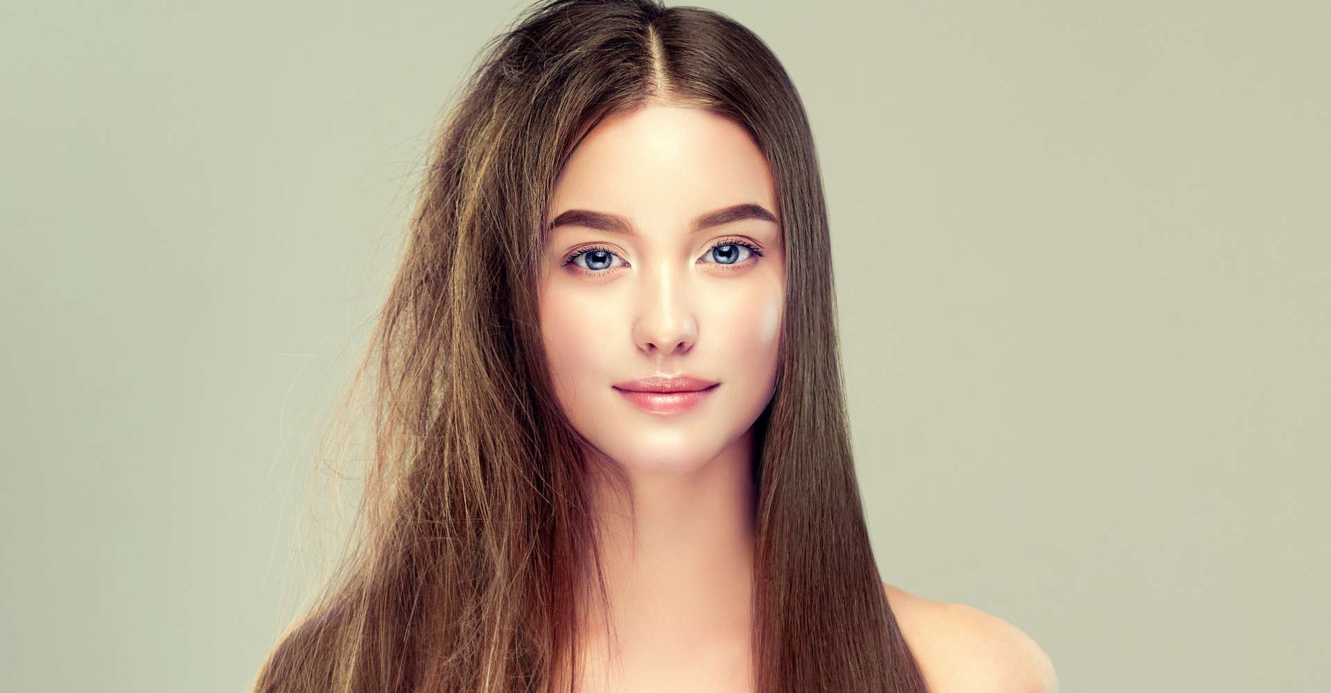 mulher exibe a diferença de cabelo cauterizado