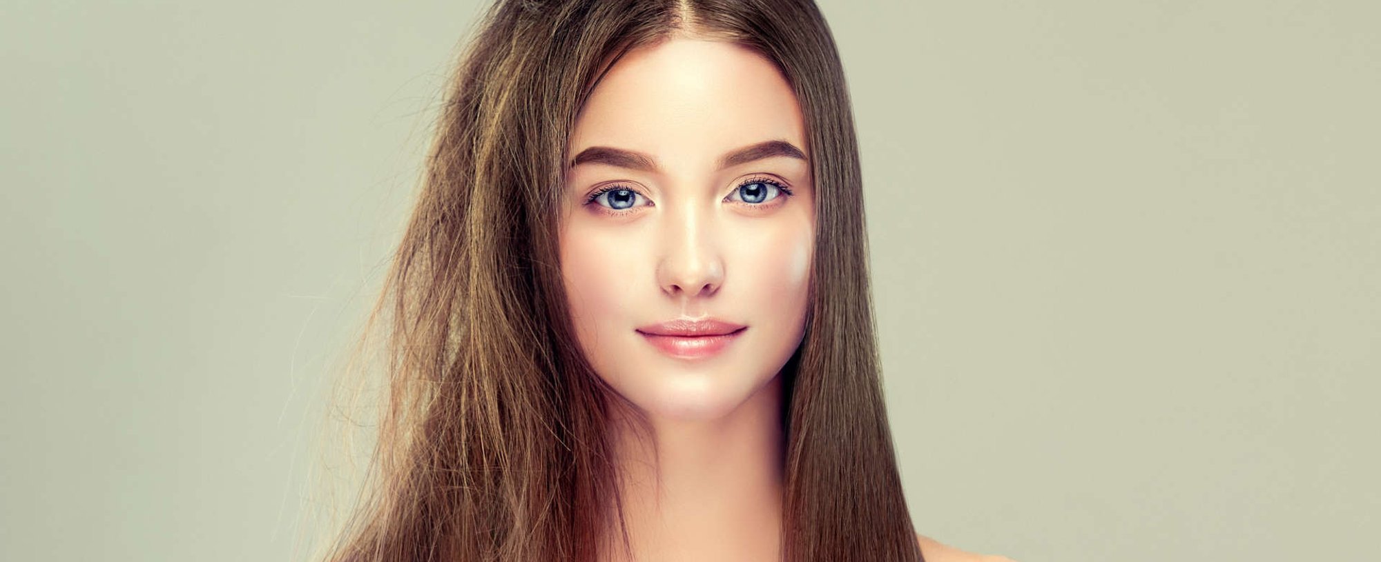 mulher exibe a diferença de cabelo cauterizado