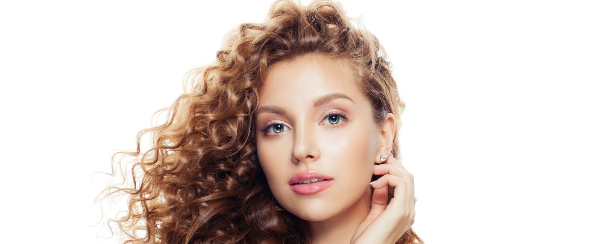 mulher exibe os cachos de seu cabelo