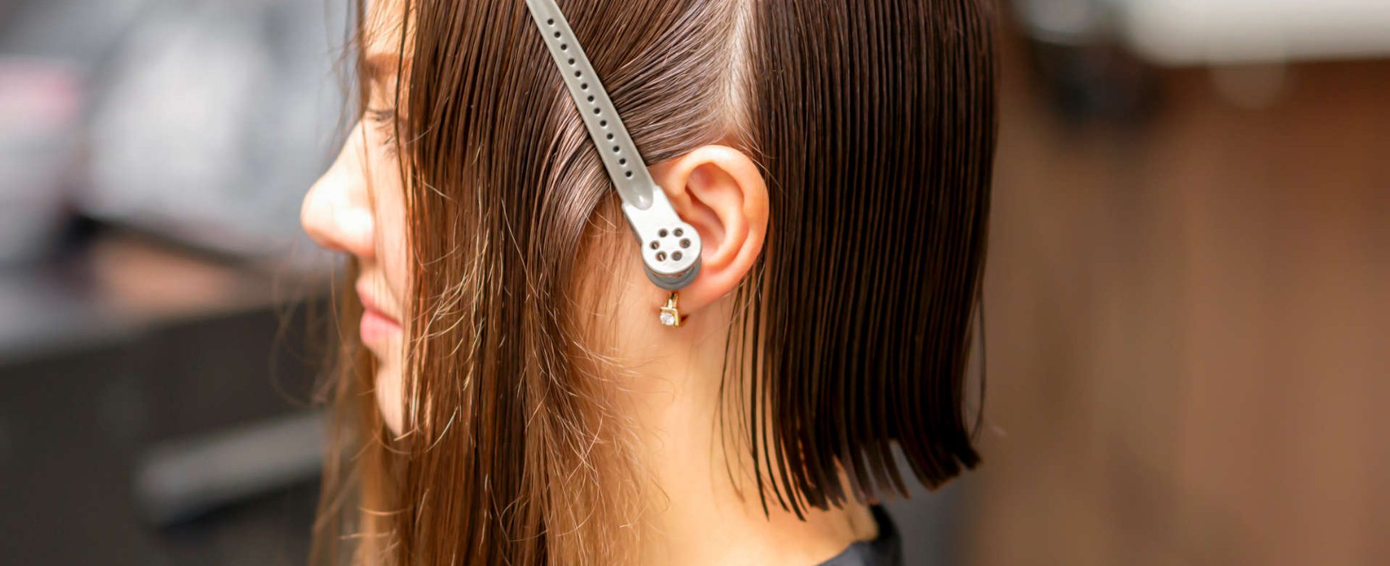 mulher cortando cabelo