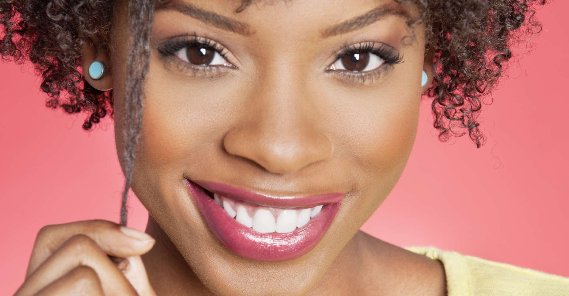 mulher estica o cacho encolhido