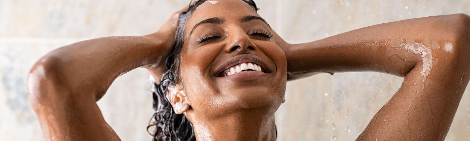 Lavar o cabelo cacheado todo dia faz mal? Descubra se usar shampoo  diariamente pode ressecar os cachos| L'Oréal Paris