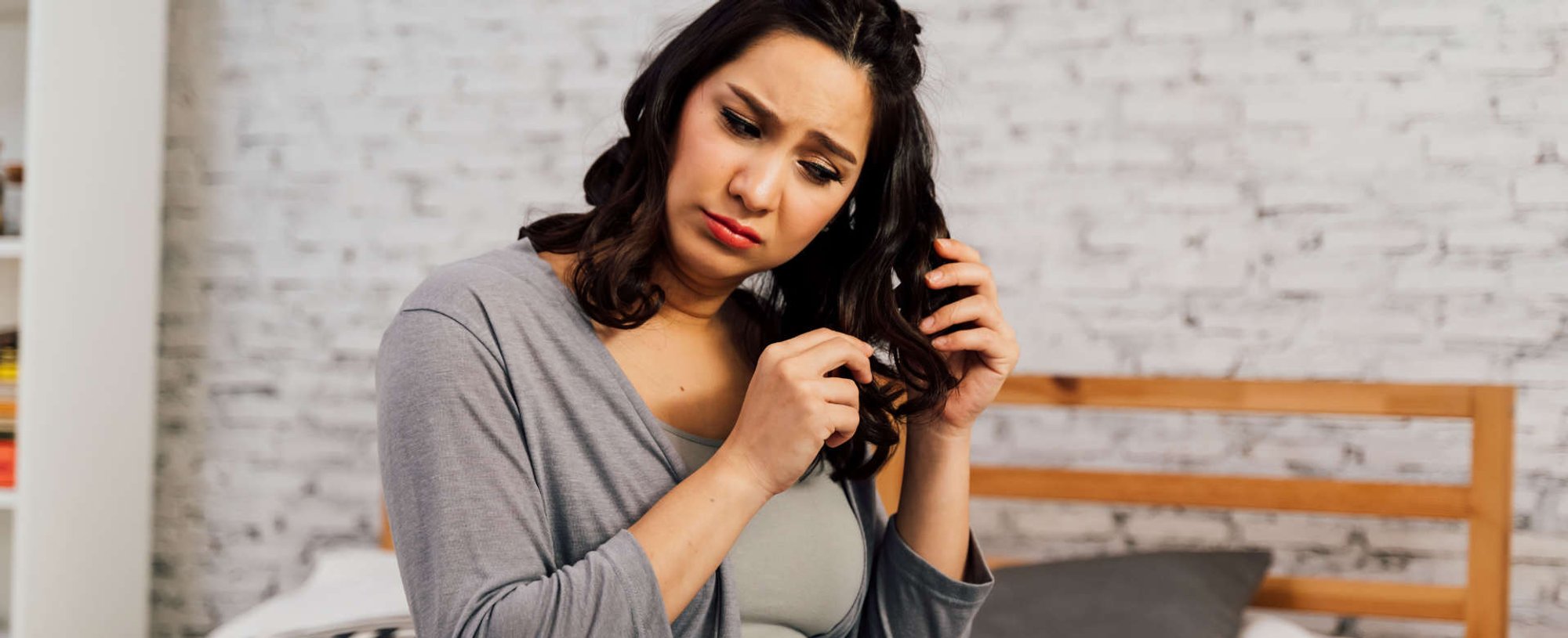 mulher grávida decepcionada com o cabelo