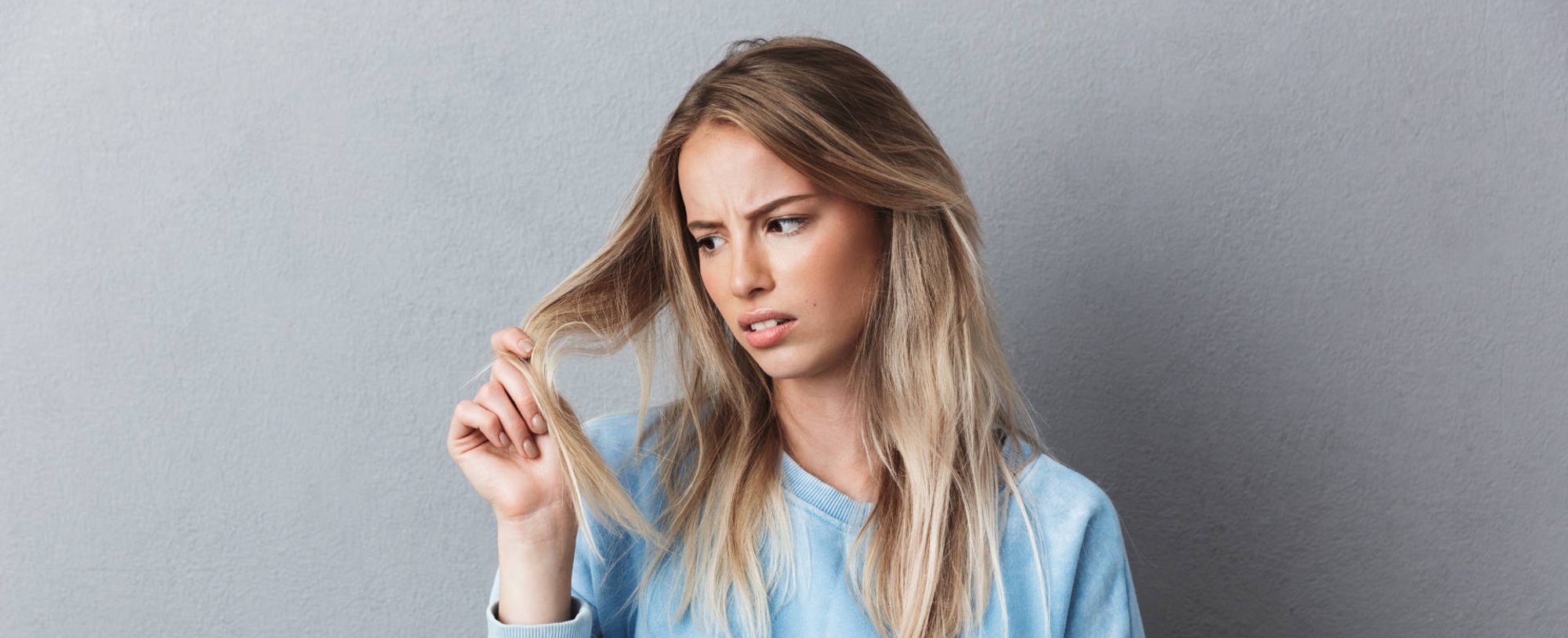 mulher com problemas no cabelo