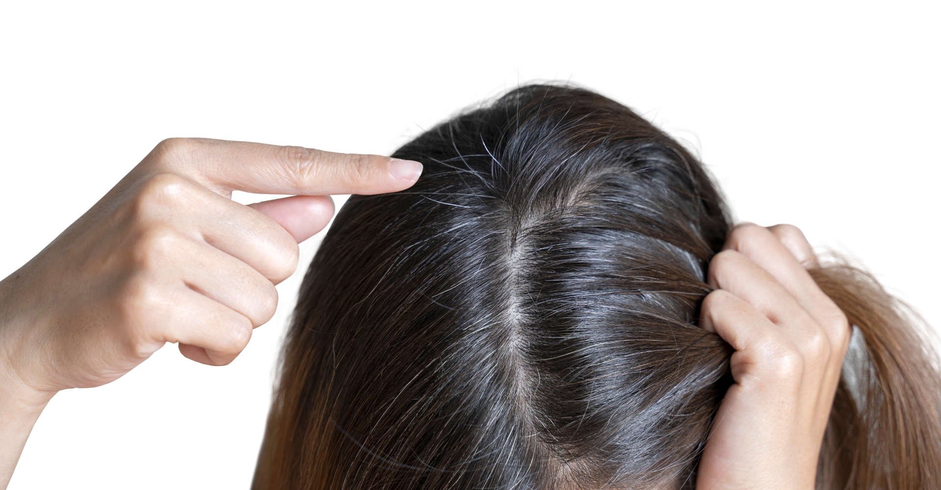 mulher exibe fios de cabelo branco