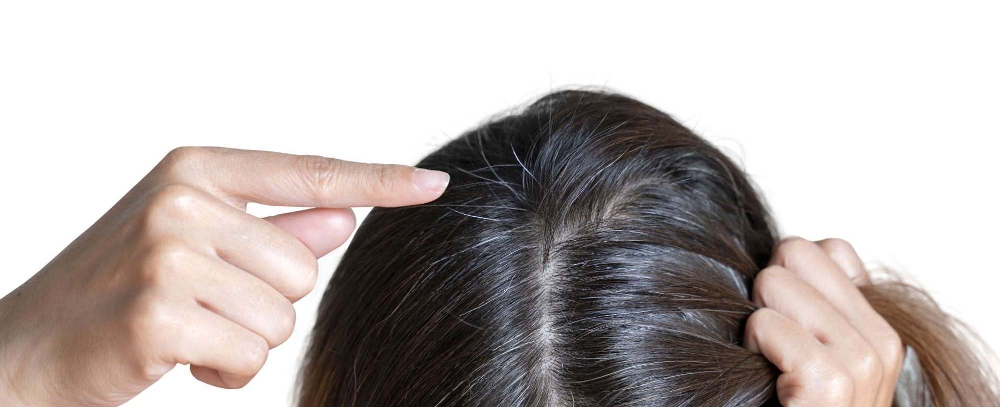 mulher exibe fios de cabelo branco