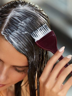 mulher passando máscara no cabelo