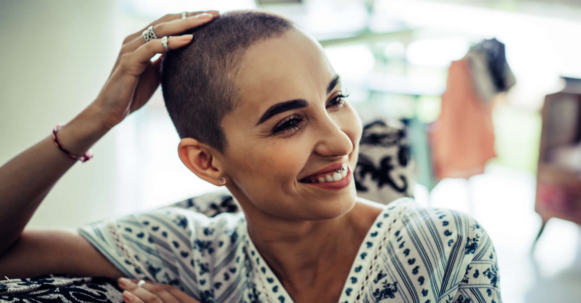 mulher em quimioterapia mostra cabelo 