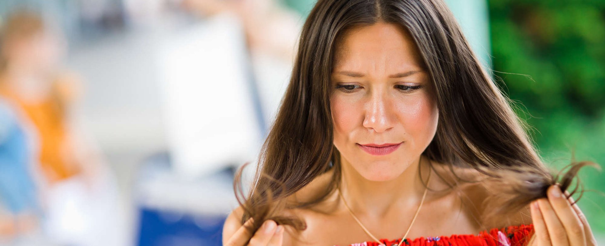 mulher parece desanimada com os seus cabelos