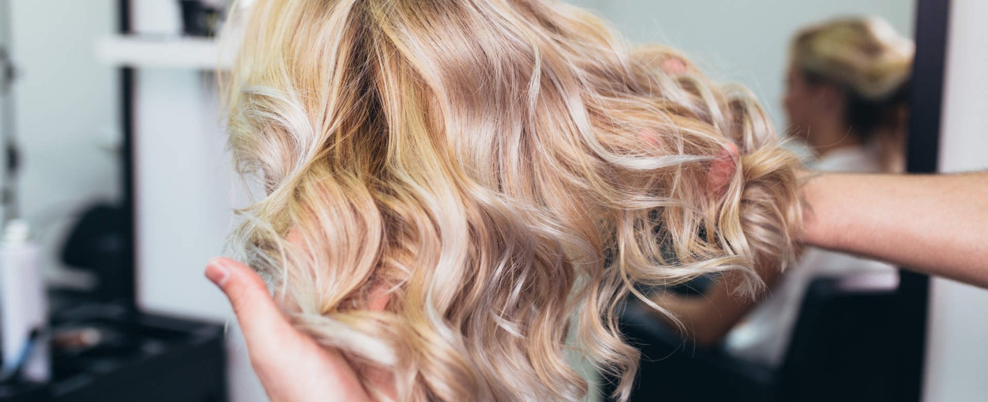 mulher segurando cabelos da cliente