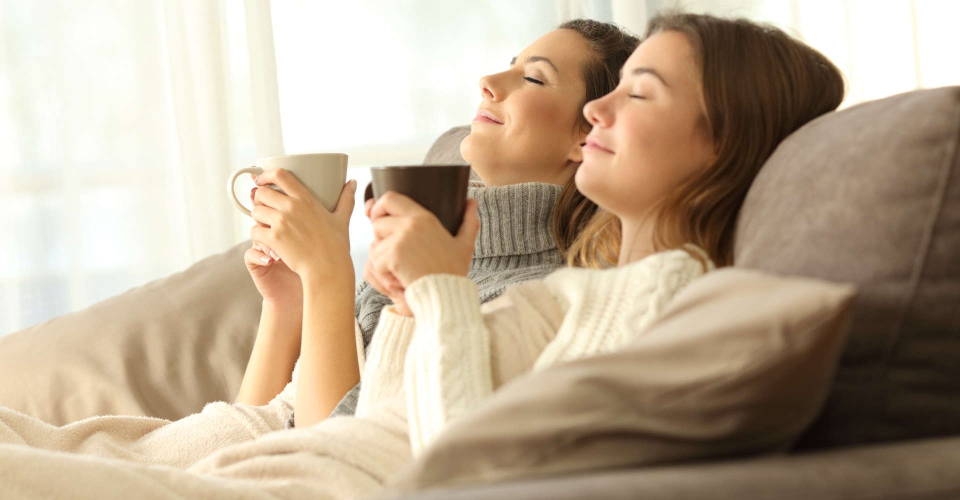 mulheres tomam café relaxando no sofá