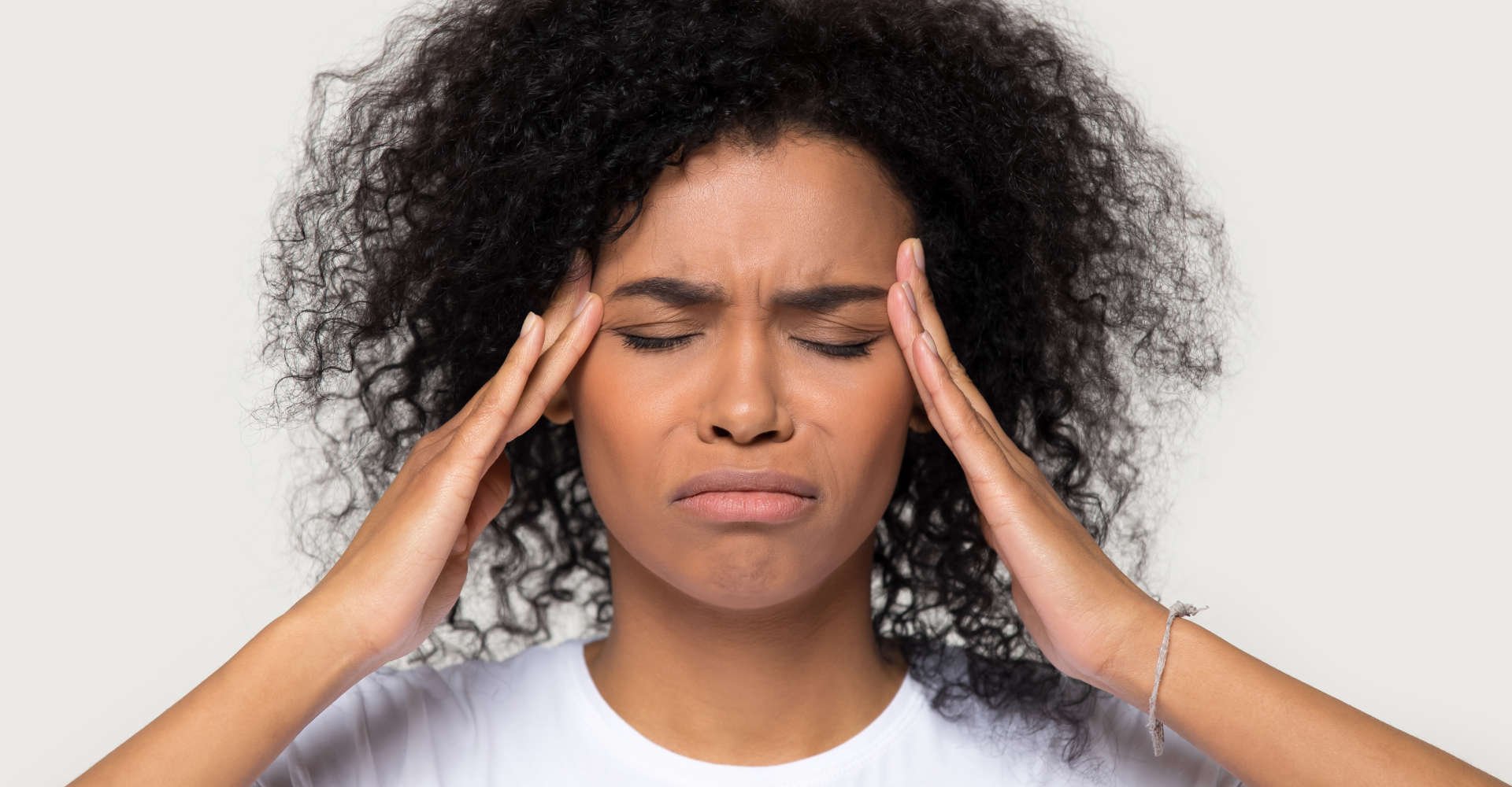 mulher com dores de cabeça