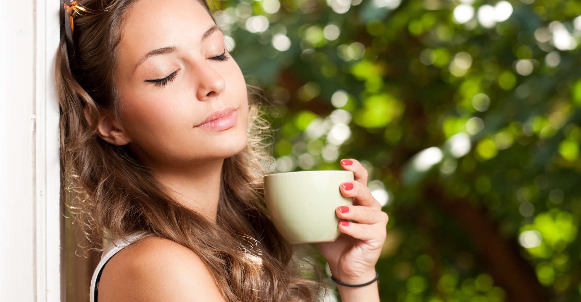 mulher relaxando tomando um chá verde