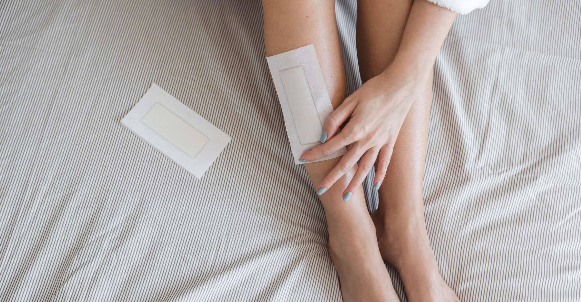 mulher depilando as pernas