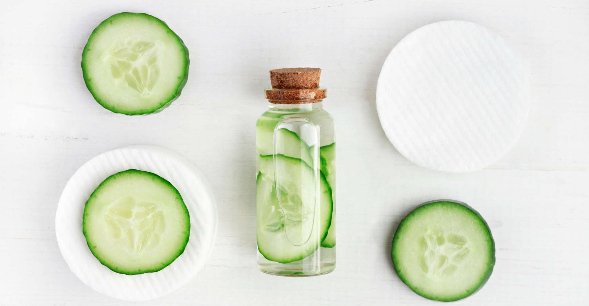 um frasco com tônico feito de pepino natural