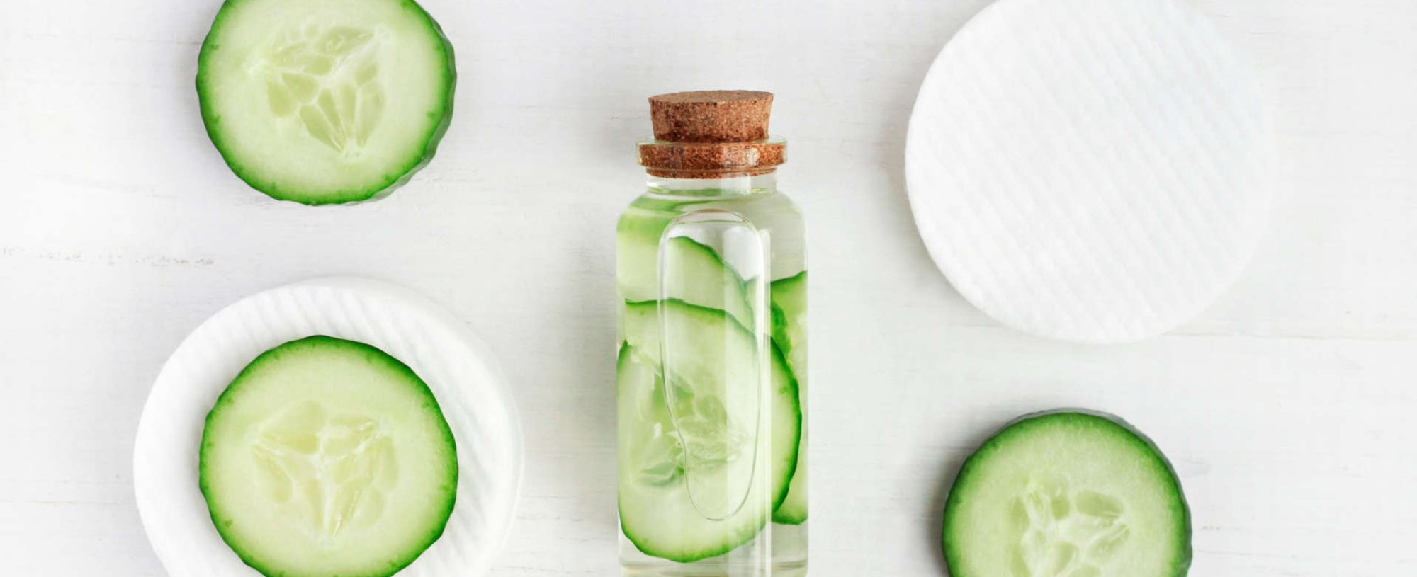 um frasco com tônico feito de pepino natural