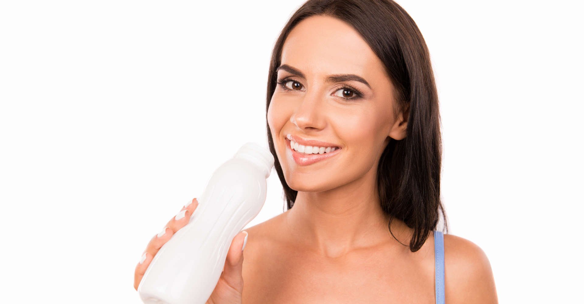 mulher bebendo kefir, bebida que ajuda na digestão e no trato intestinal