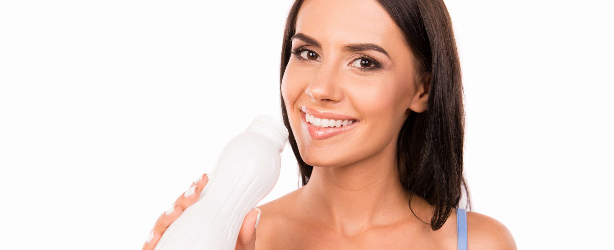 mulher bebendo kefir, bebida que ajuda na digestão e no trato intestinal