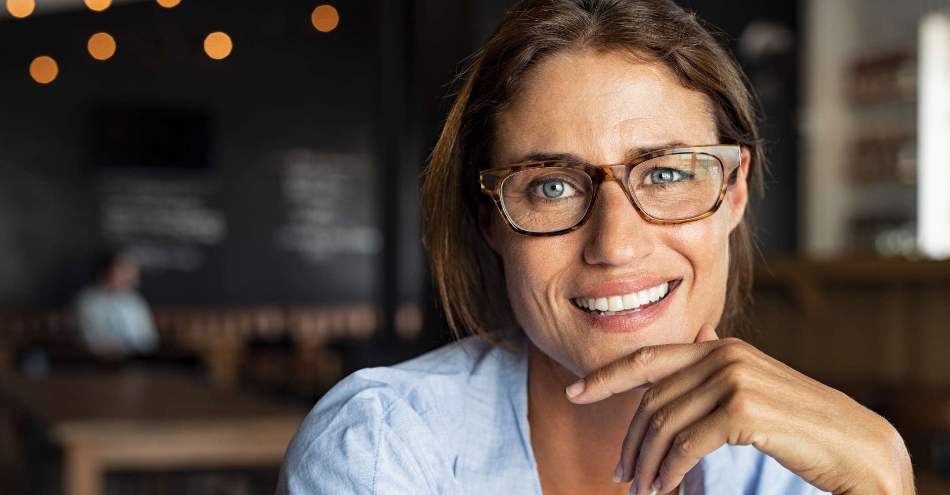 mulher de meia idade sorri para foto