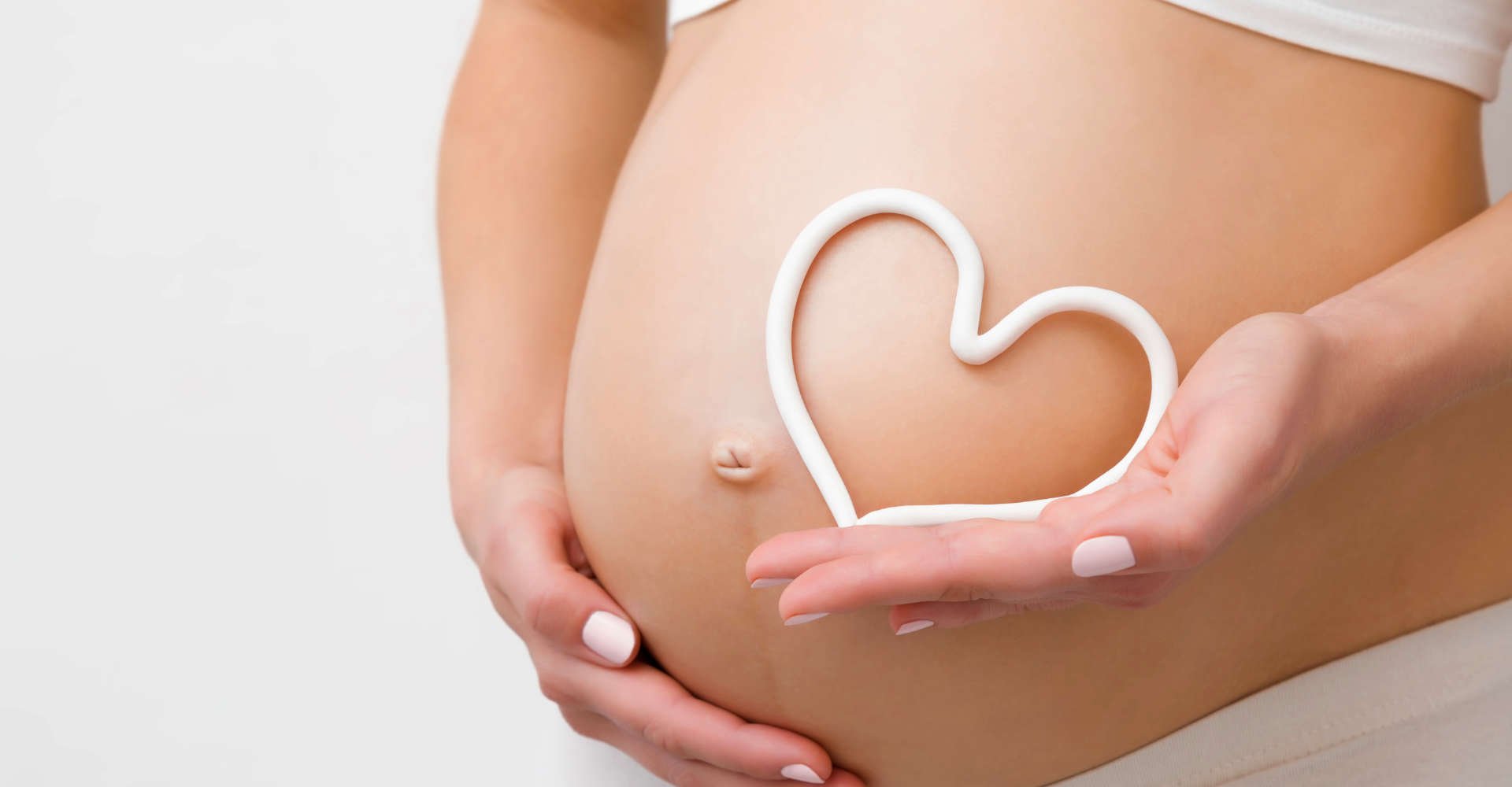 mulher grávida passando creme