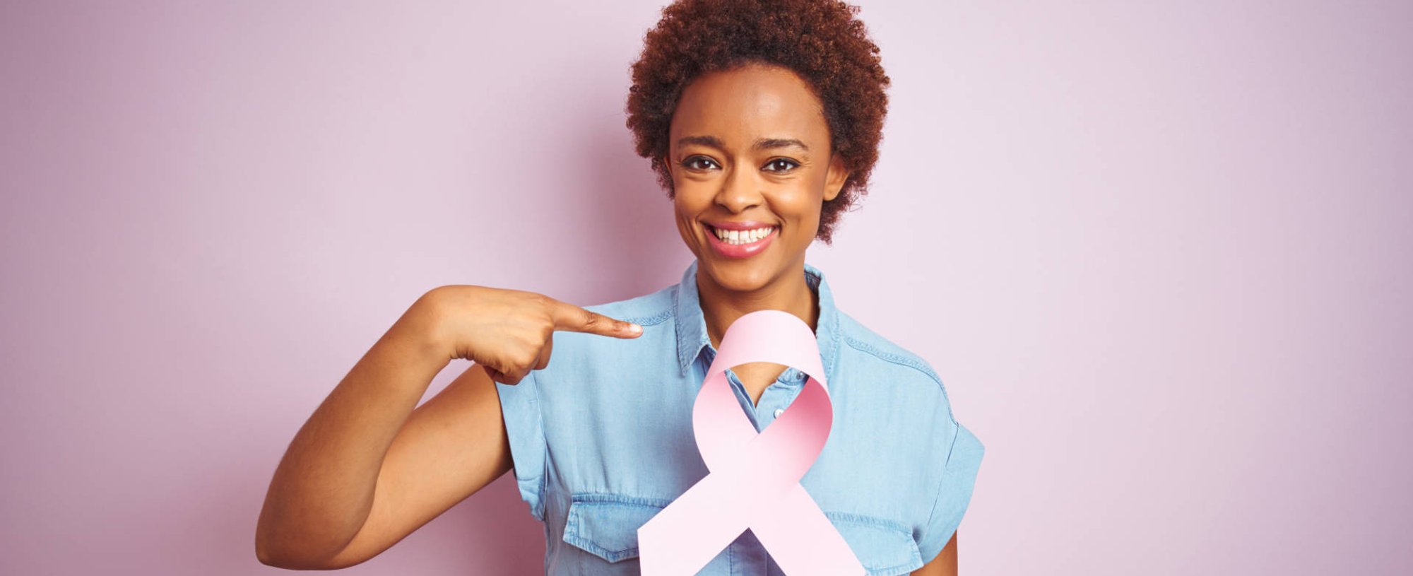 mulher manifestando campanha contra o câncer, outubro rosa