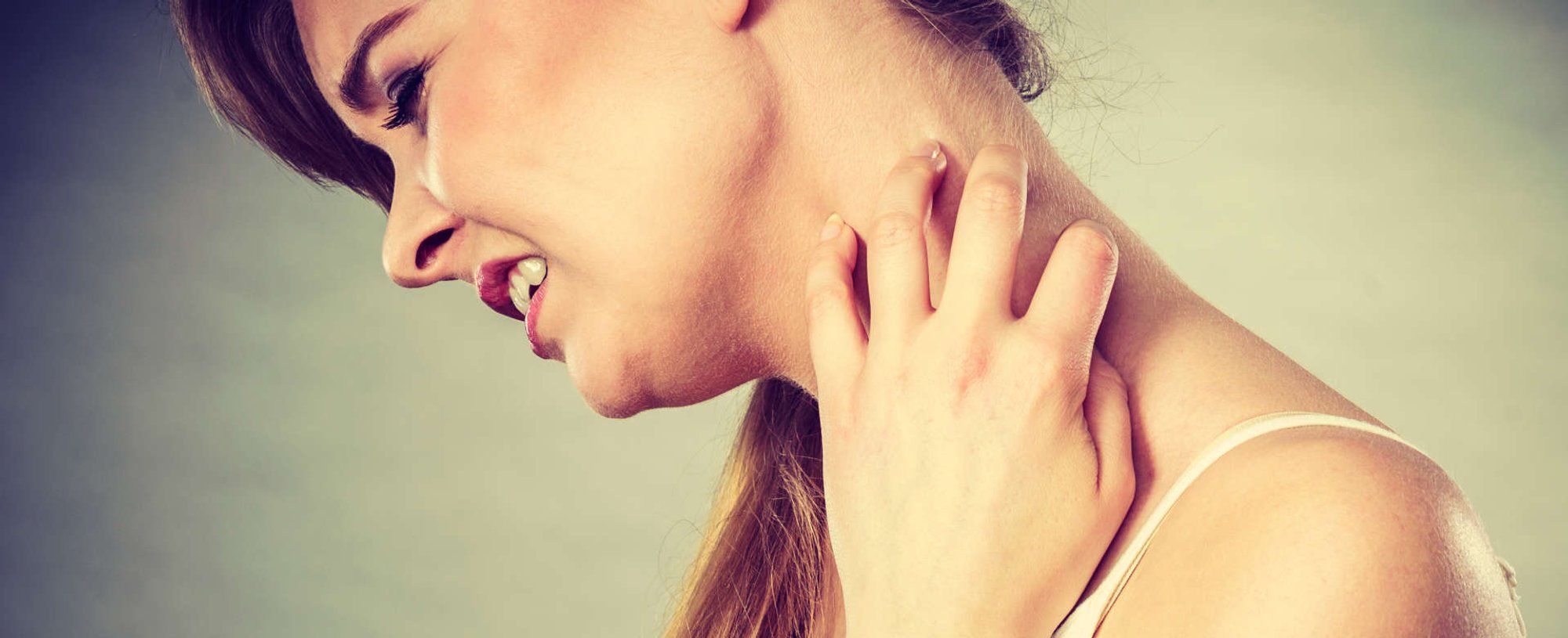 mulher com coceira no pescoço