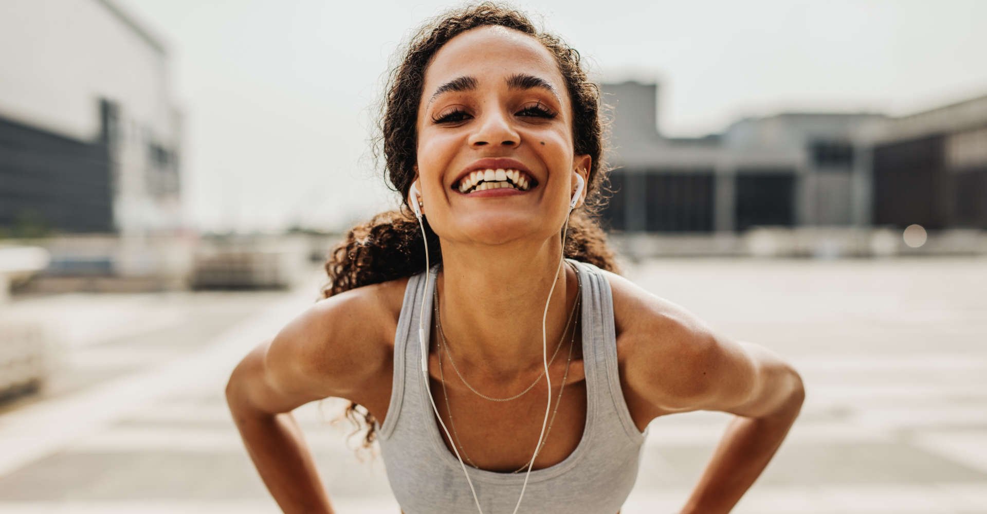 mulher em pausa da corrida tirando uma foto