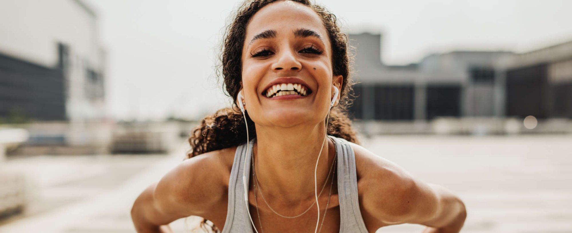mulher em pausa da corrida tirando uma foto