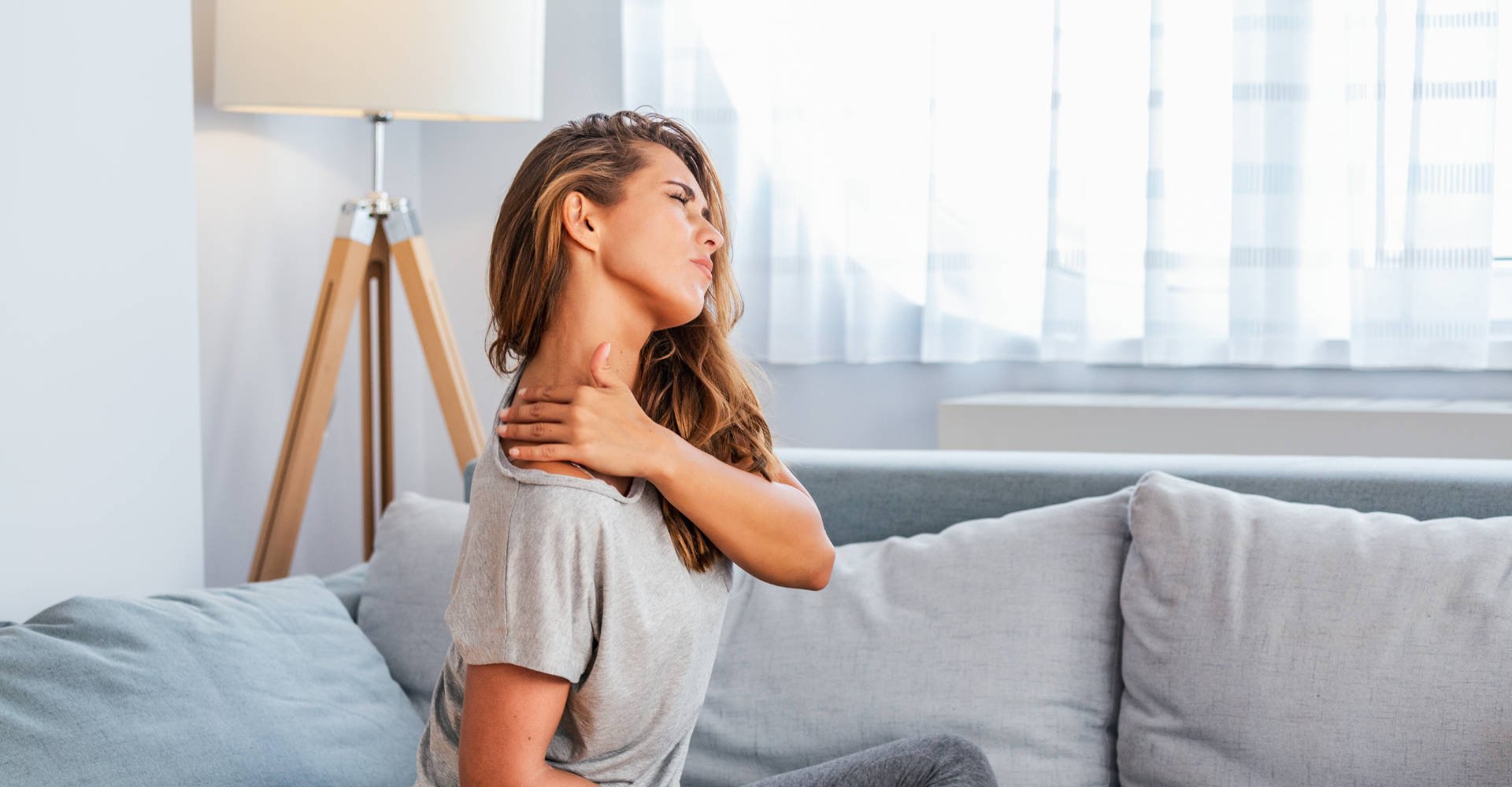 mulher com dor nas costas