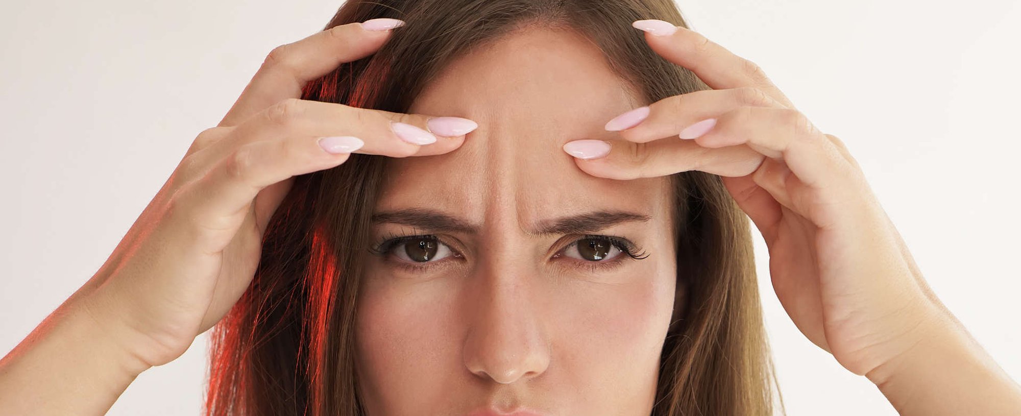 mulher conferindo linhas de expressão facial