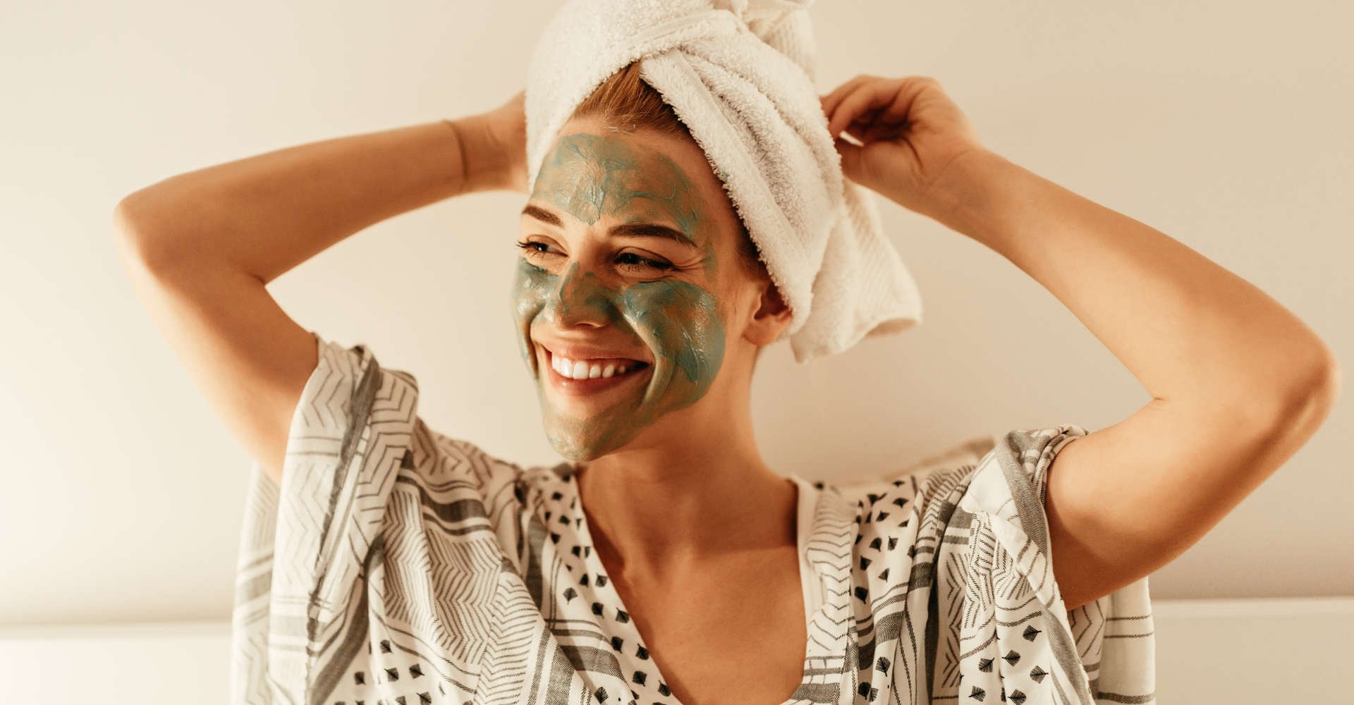 mulher utilizando máscara de argila