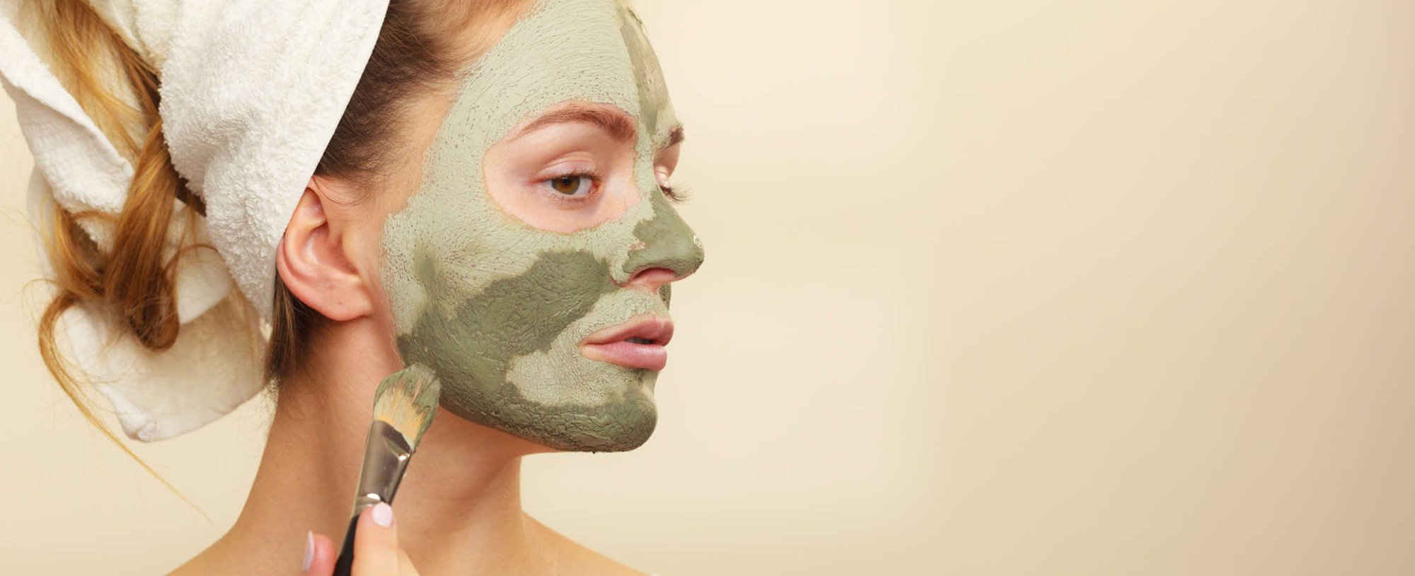 mulher passando máscara de argila verde
