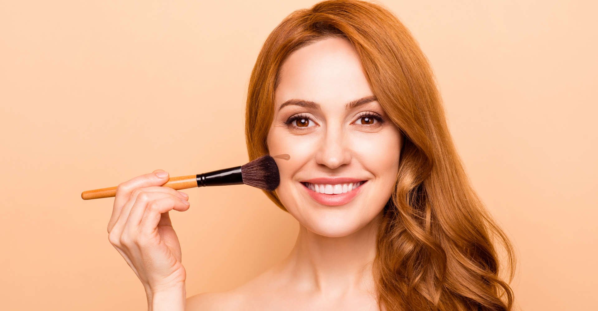 mulher passando creme base no rosto, "bb cream"