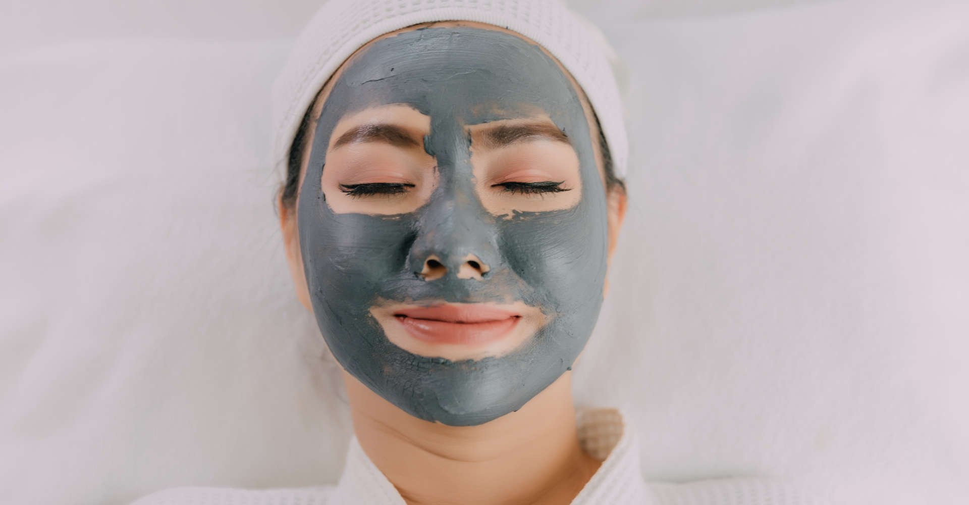 mulher utilizando máscara de beleza