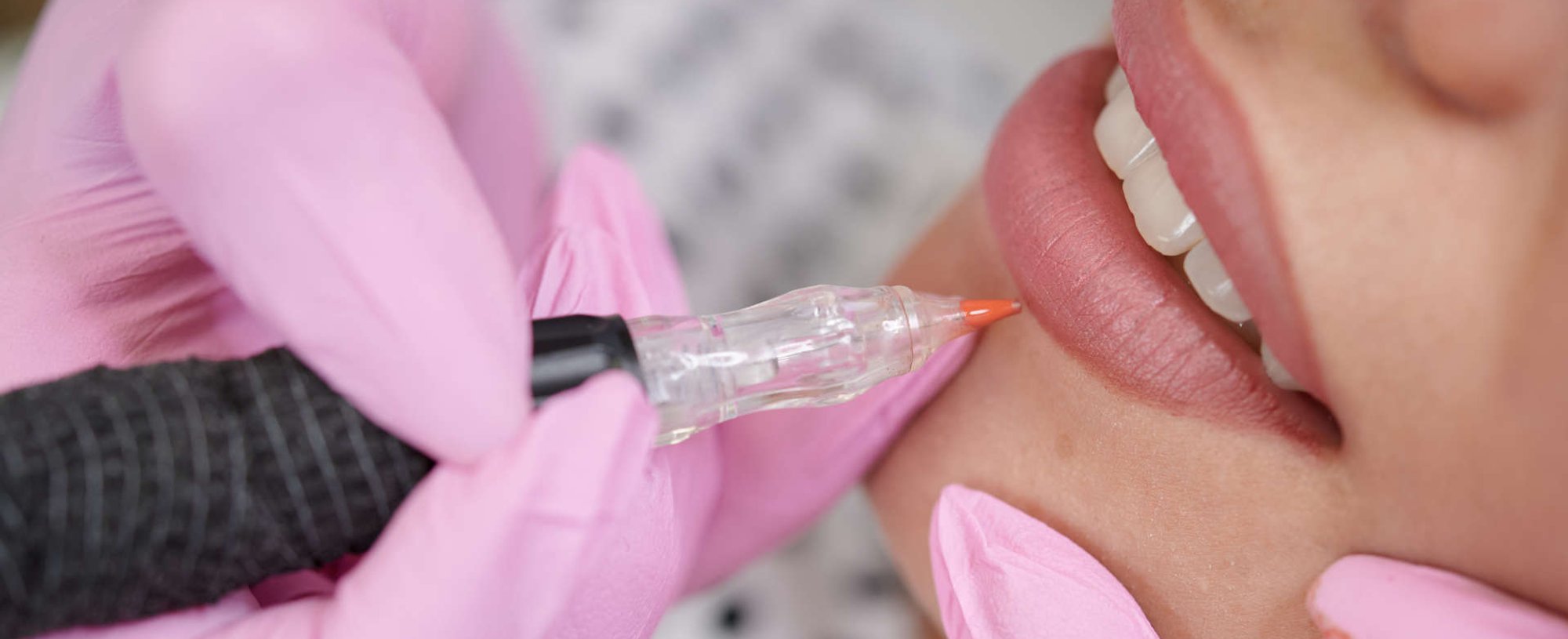 mulher fazendo micro pigmentação labial
