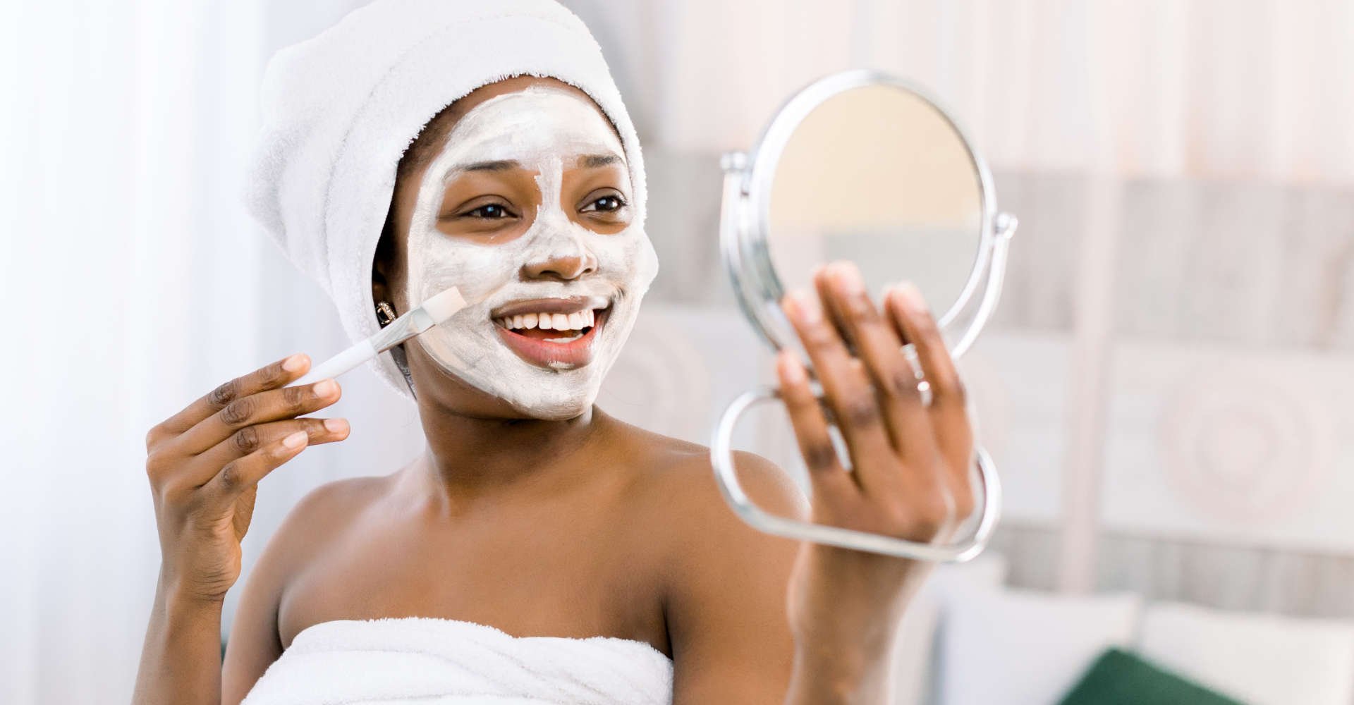 mulher utilizando máscara de argila