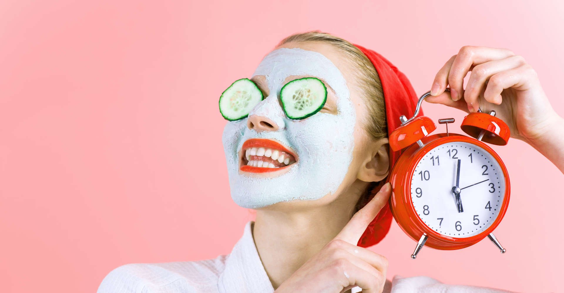 mulher segura relógio enquanto utiliza máscara facial de beleza