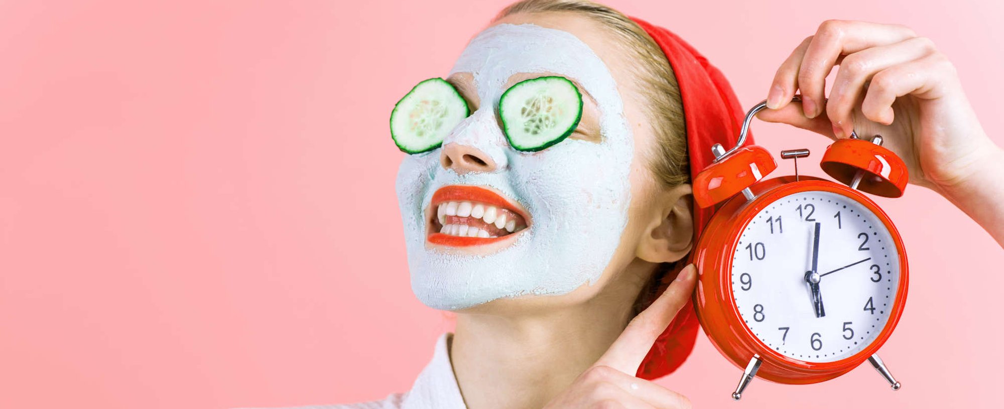 mulher segura relógio enquanto utiliza máscara facial de beleza