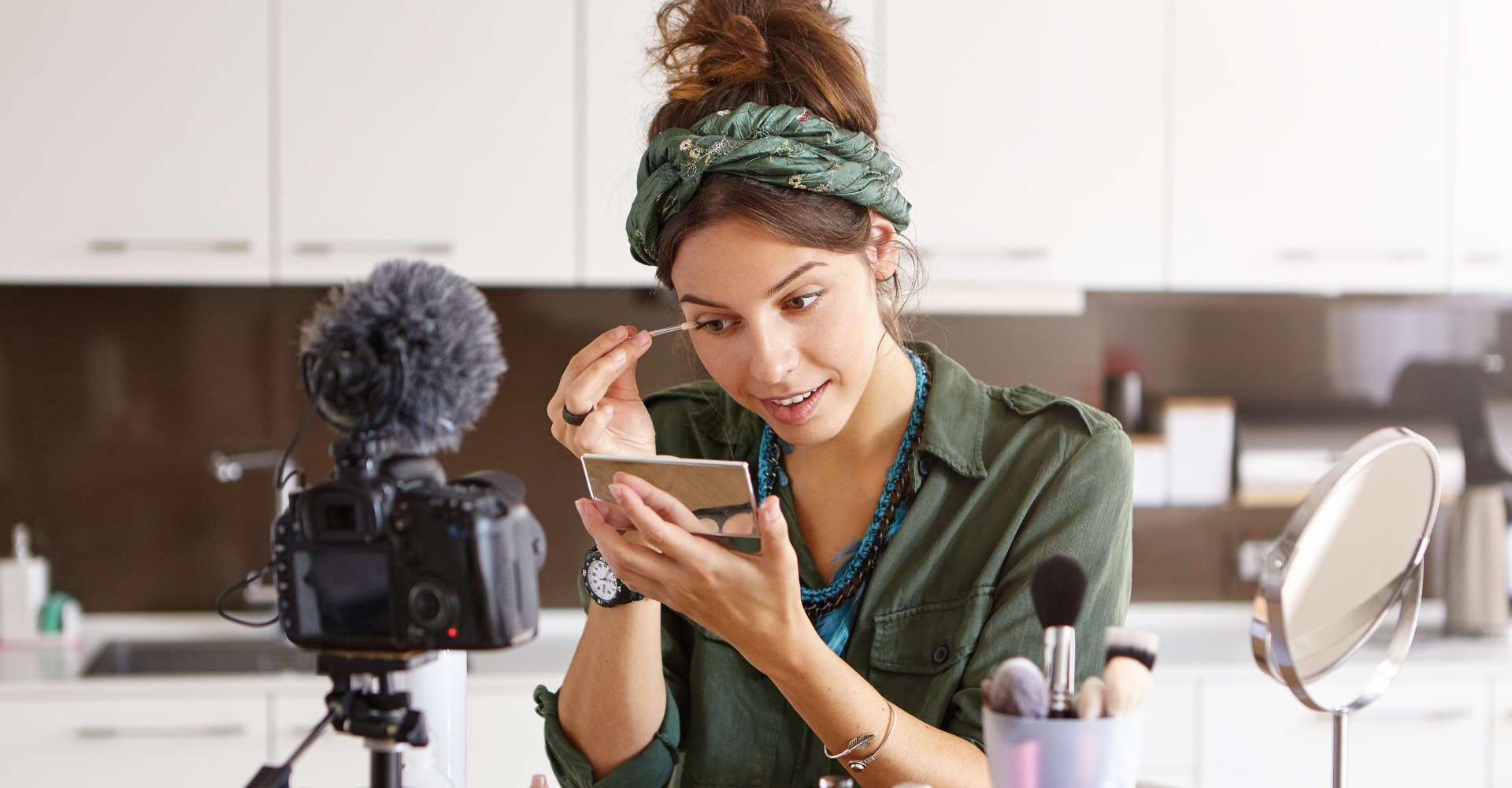 mulher se embelezando em frente ao espelho