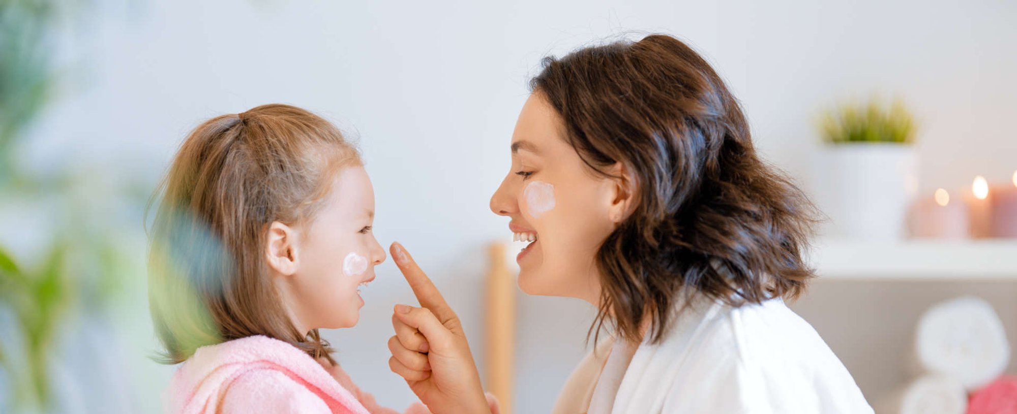 Mae E Filha Passando Creme Para Pele